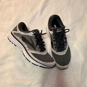 Brooks Revel size 9 woman’s